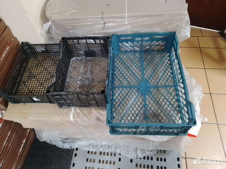 Ящике пластиковый с крышкой без крышки