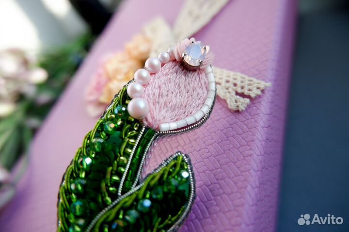 Брошь из бисера Тюльпан С жемчугом Сваровски