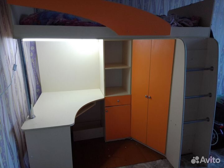 Детская кровать чердак со столом и шкафом
