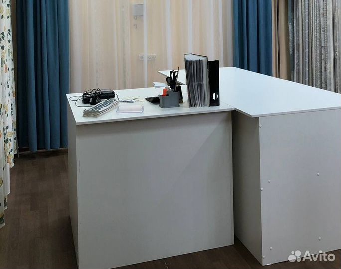 Стол с полками для хранения