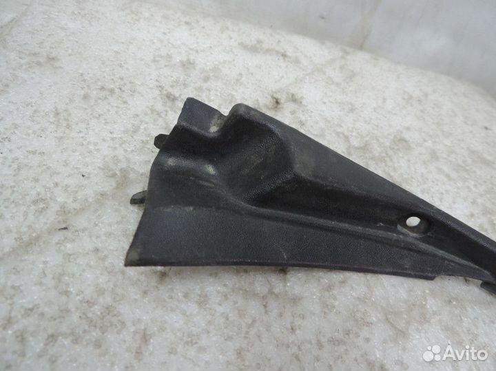 Уголок решётки стеклоочистителей правый Mazda 3 20