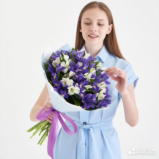Букет из ирисов и альстромерии