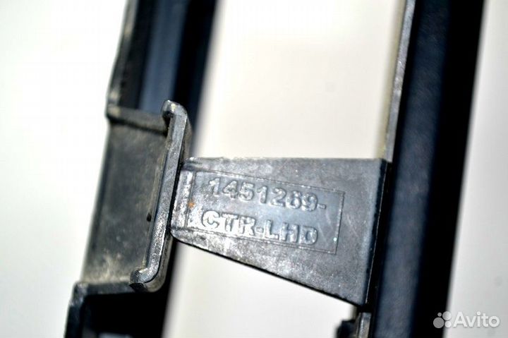 Пластиковая накладка под лобовым стеклом средняя ч