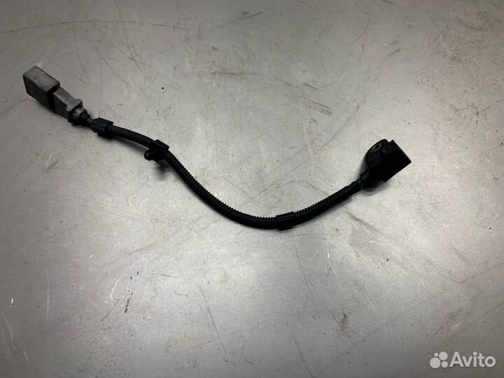 Датчик положения коленвала Volkswagen Touran