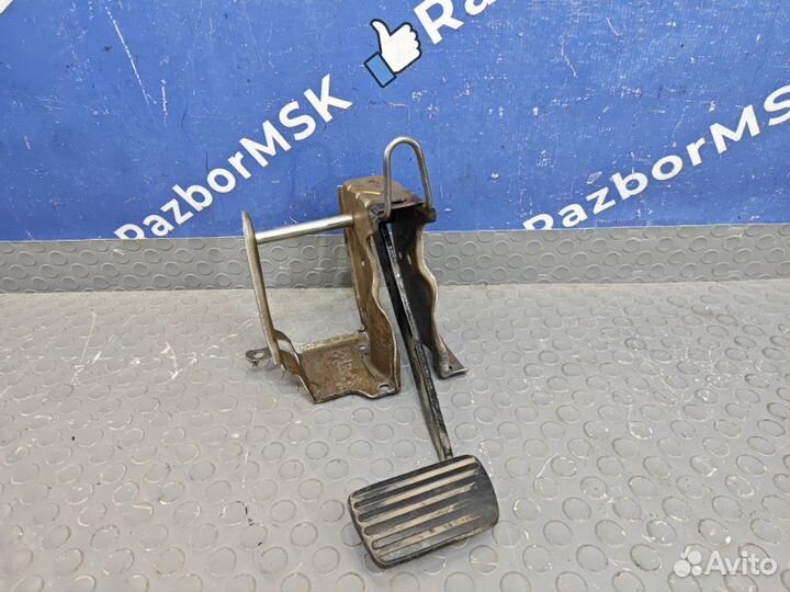 Педаль тормоза Nissan Terrano