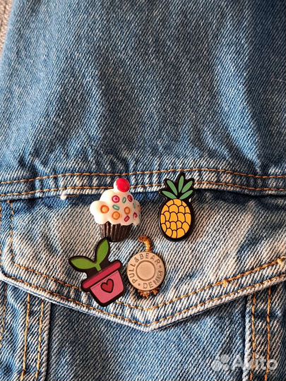 Значки и брошь на одежду из пластика