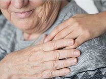 социально-бытовые услуги. сиделка для лежачих больных. женщина озеленитель. сиделка shutterstock. вакансии ухода.