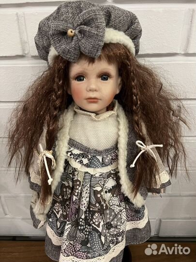 Кукла фарфоровая