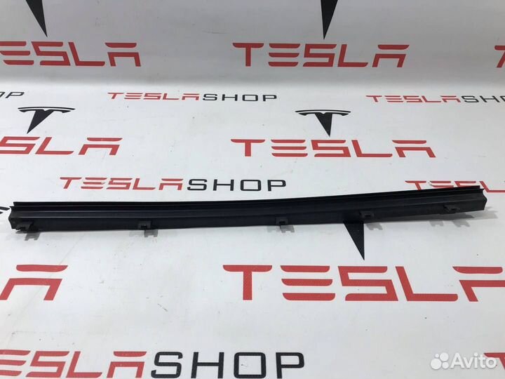 Уплотнитель стекла внутренний двери Tesla Model S