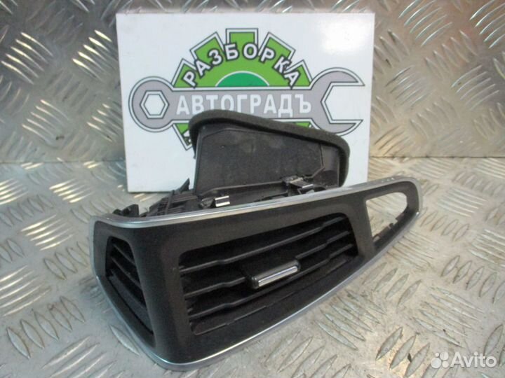 Дефлектор в торпедо правый Ford Focus 3 2012г