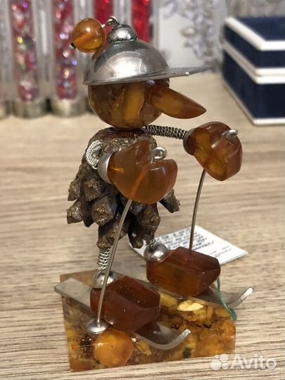 Фигурка из янтаря СССР лыжник