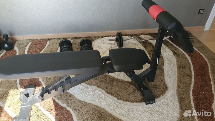 Атлетическая скамья с грифами и блинами