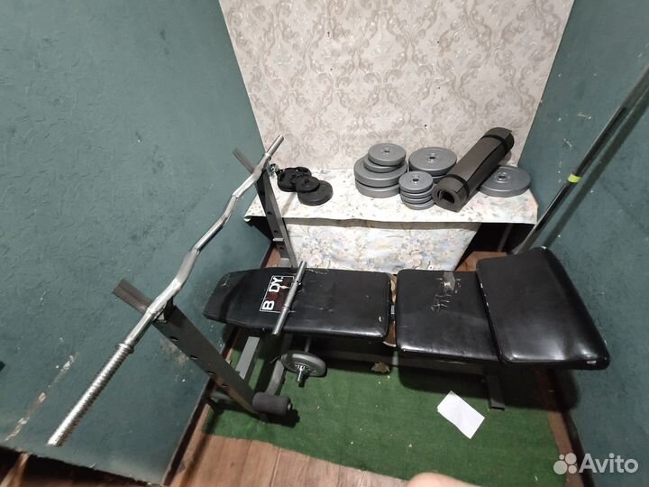 Гантели и скамья для спортзала