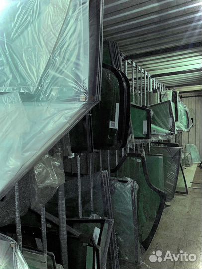 Стекло переднее нижнее на New Holland E250B