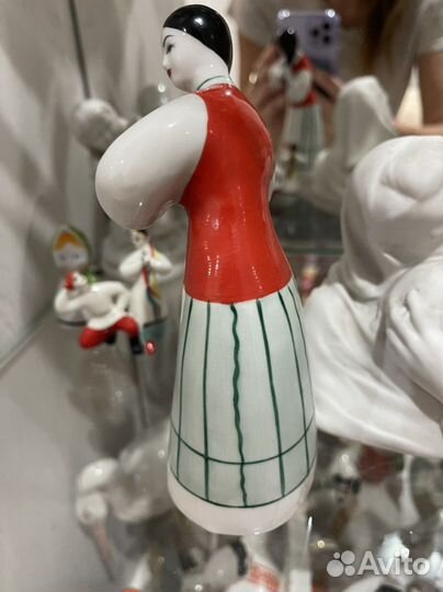 Девушка расчёсывает косу Полонне фарфор статуэтка