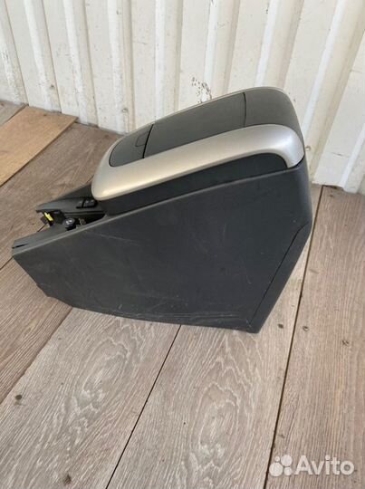 Подлокотник передний Toyota Auris E150 1ZR-FE 2007