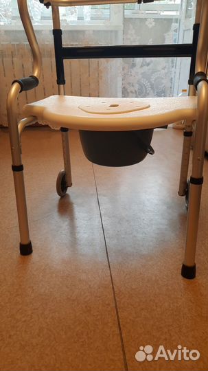 Ходунки с санитарным оснащением