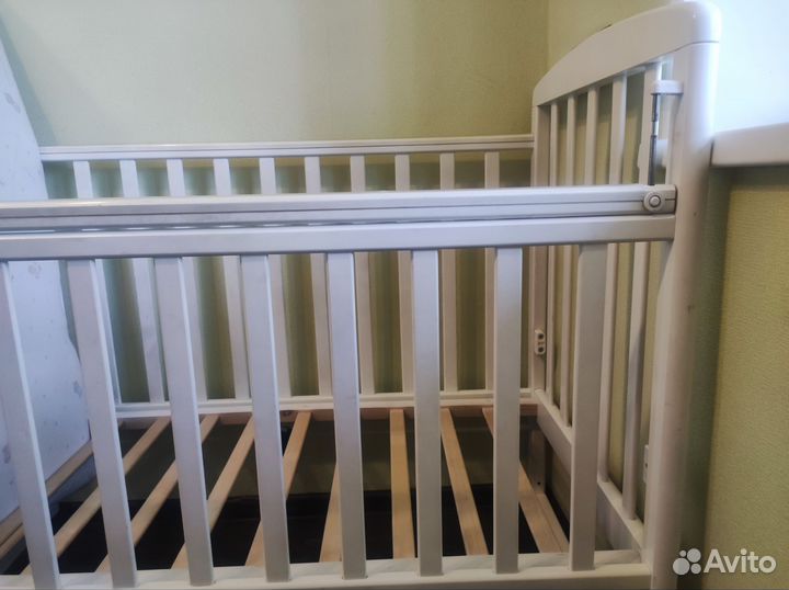 Детская кроватка белая