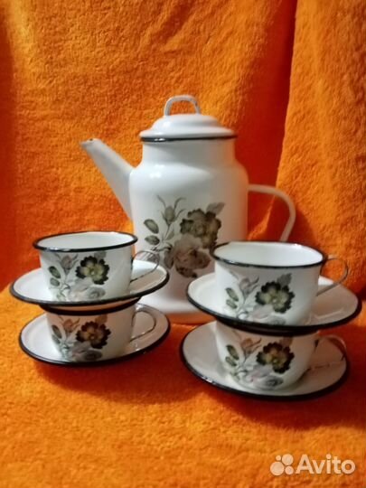 Кофейник и чашки эмалированные
