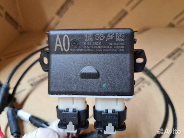 Датчик открытия крышки багажника Toyota Rav4 45