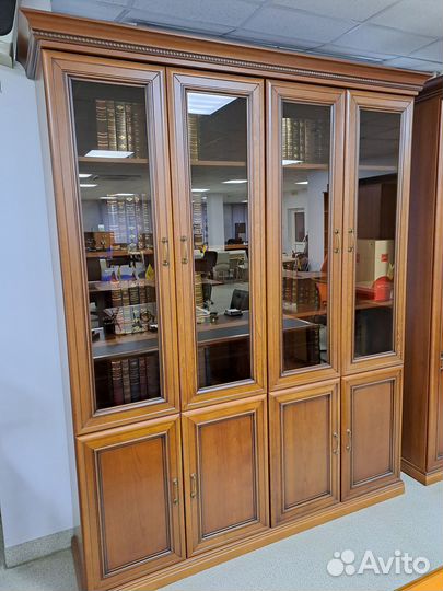 Классический кабинет руководителя с зеленой кожей