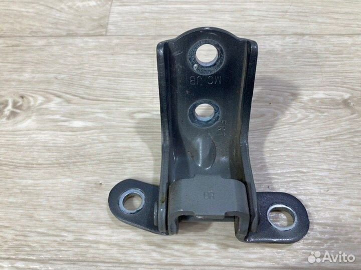 Петля двери передняя правая Kia Rio 2011-2017