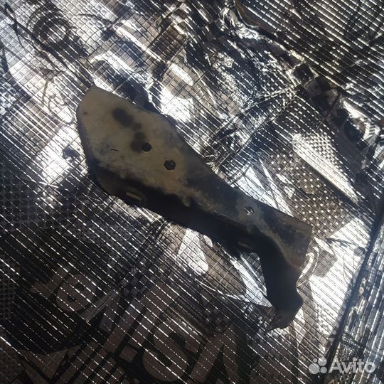 Крепление фары Ауди 80 B4