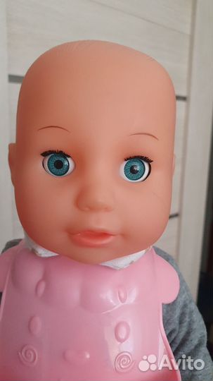 Пупс в одежде с нагрудником