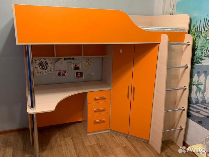 Кровать чердак со столом и шкафом