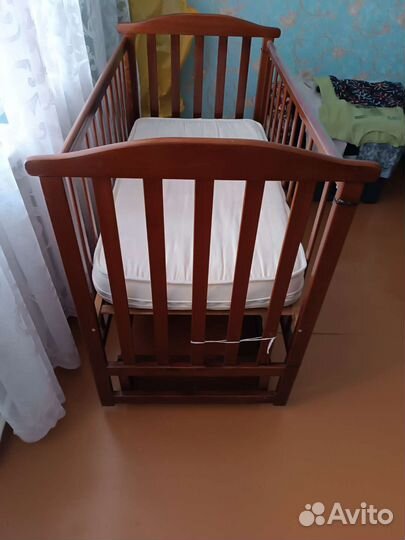 Детская кроватка с маятником и ящиком