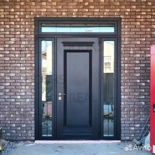 Металлическая входная дверь со стеклом и фрамугой