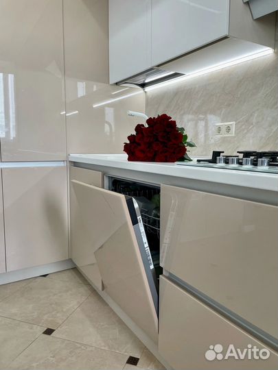 Угловая кухня на заказ. Фабрика в Омске