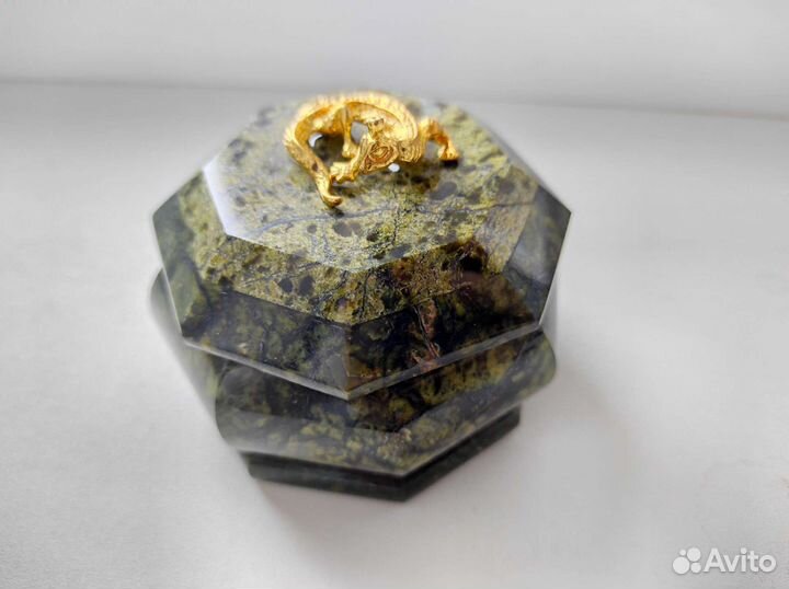 Шкатулка из змеевика