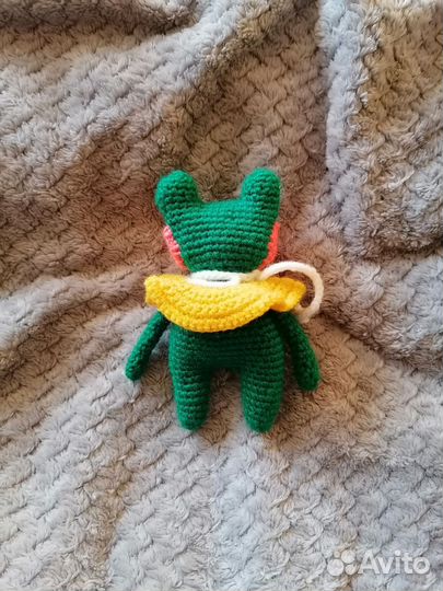 Вязаная игрушка лягушка