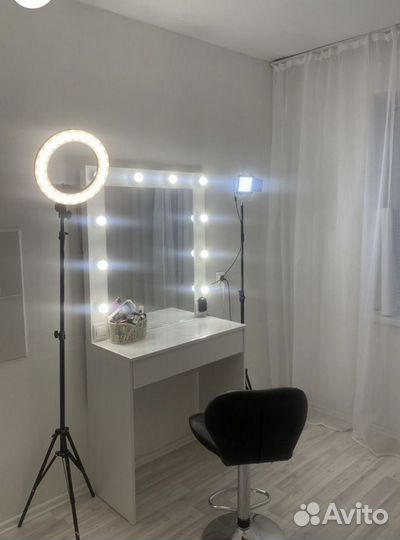 Гримерный столик с лампочками