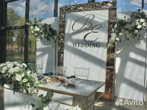 Свадебный стол молодоженов, украшение зала