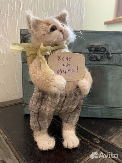 Вязаная игрушка котик Бантик