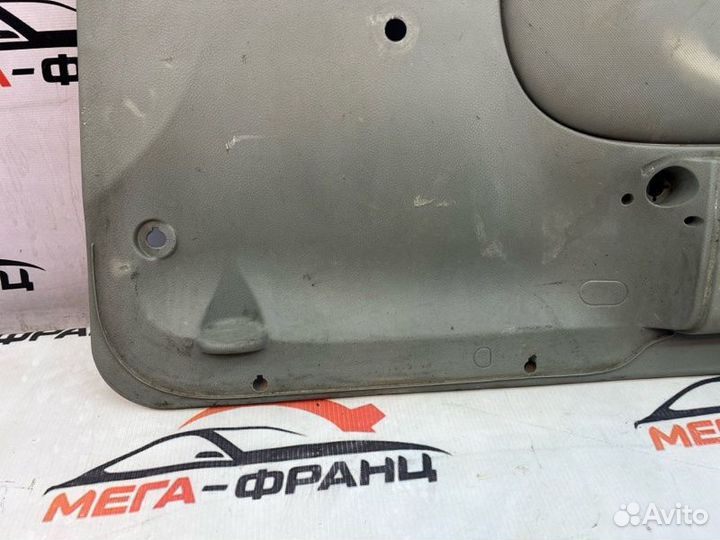 Обшивка боковой двери передняя правая Renault