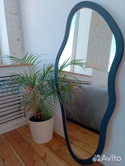 Зеркало настенное криволинейное в раме