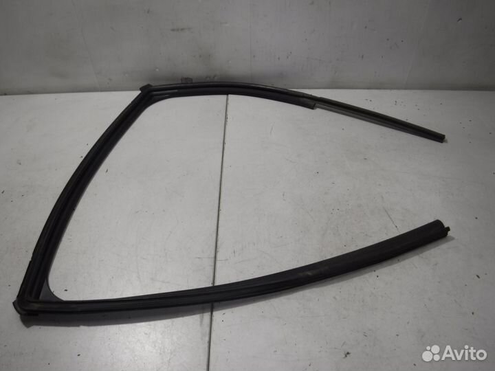 Уплотнитель стекла двери Mitsubishi ASX