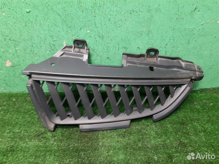 Решетка радиатора левая Mitsubishi Grandis 2008