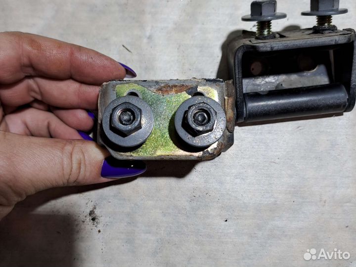 Петля крышки багажника Mazda MPV