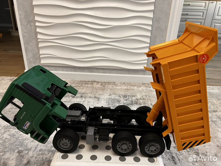 Грузовик игрушка bruder