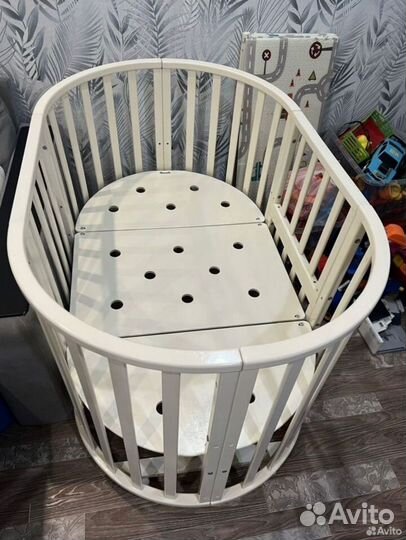Детская кроватка с маятником круглая