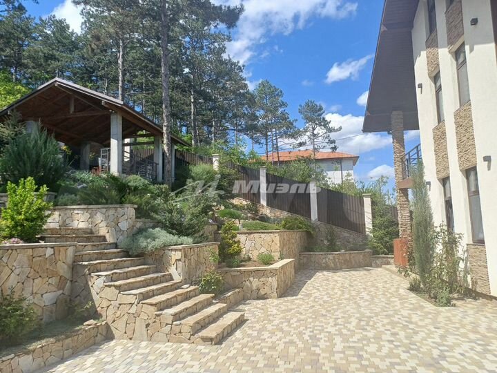 Дом 360 м² на участке 8 сот.