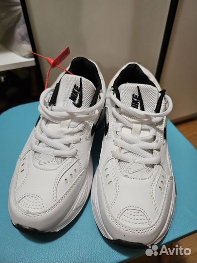 Кроссовки женские