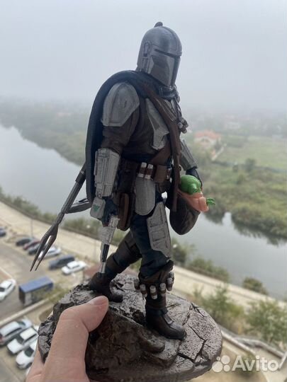 Мандалорец и малыш Грогу статуэтка Звездные воины