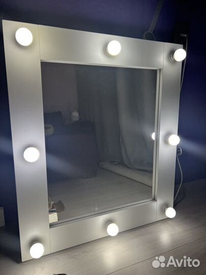 Гримерное зеркало с лампочками