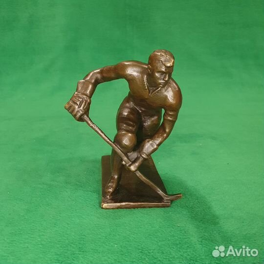 Статуэтка из бронзы Хоккеист классика