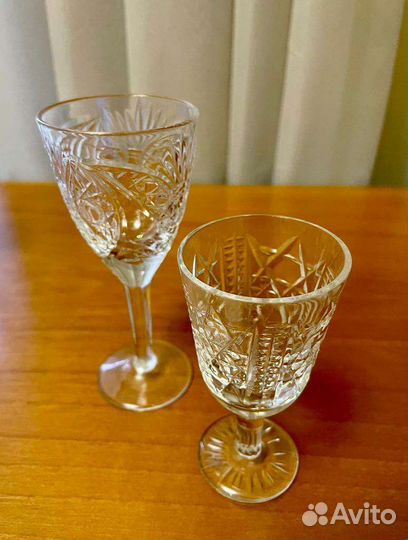 Хрустальные рюмки на ножке